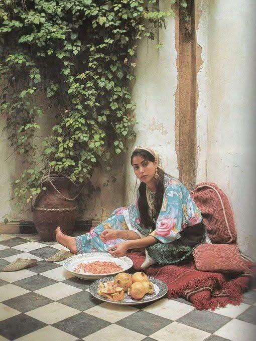 Марокканская женщина чистит гранат в Марракеше фото Алана Кеохана 1994 год