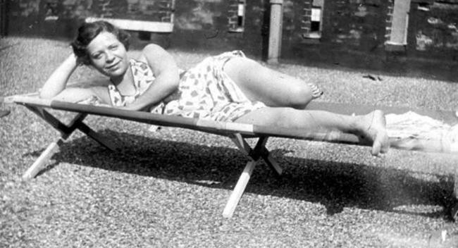 Полли Адлер загорает на шезлонге 