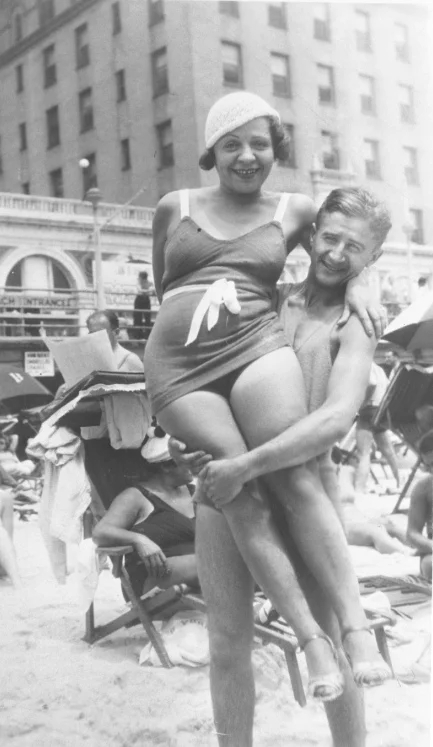 Полли Адлер с приятелем на пляже Нью-Йорк 1920-е