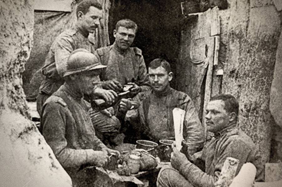 Bigpicture ru 1587964188 malinovskij v kaske sredi soldat russkogo jekspedicionnogo korpusa