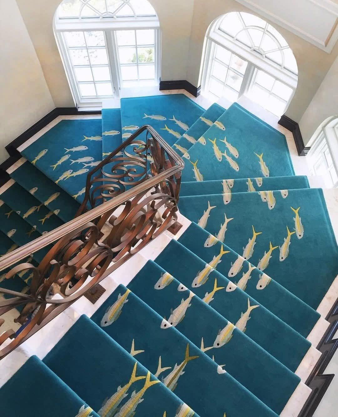 Лестница с ковром бирюзового цвета и нарисованными жёлтыми рыбками сверху