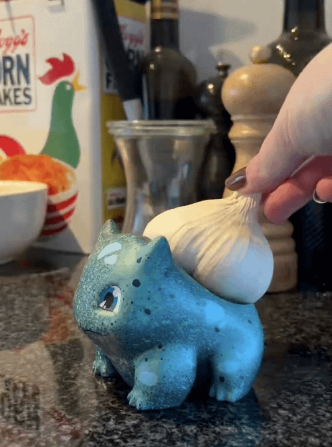 Фигурка Бульбазавра с луковицей чеснока на спине