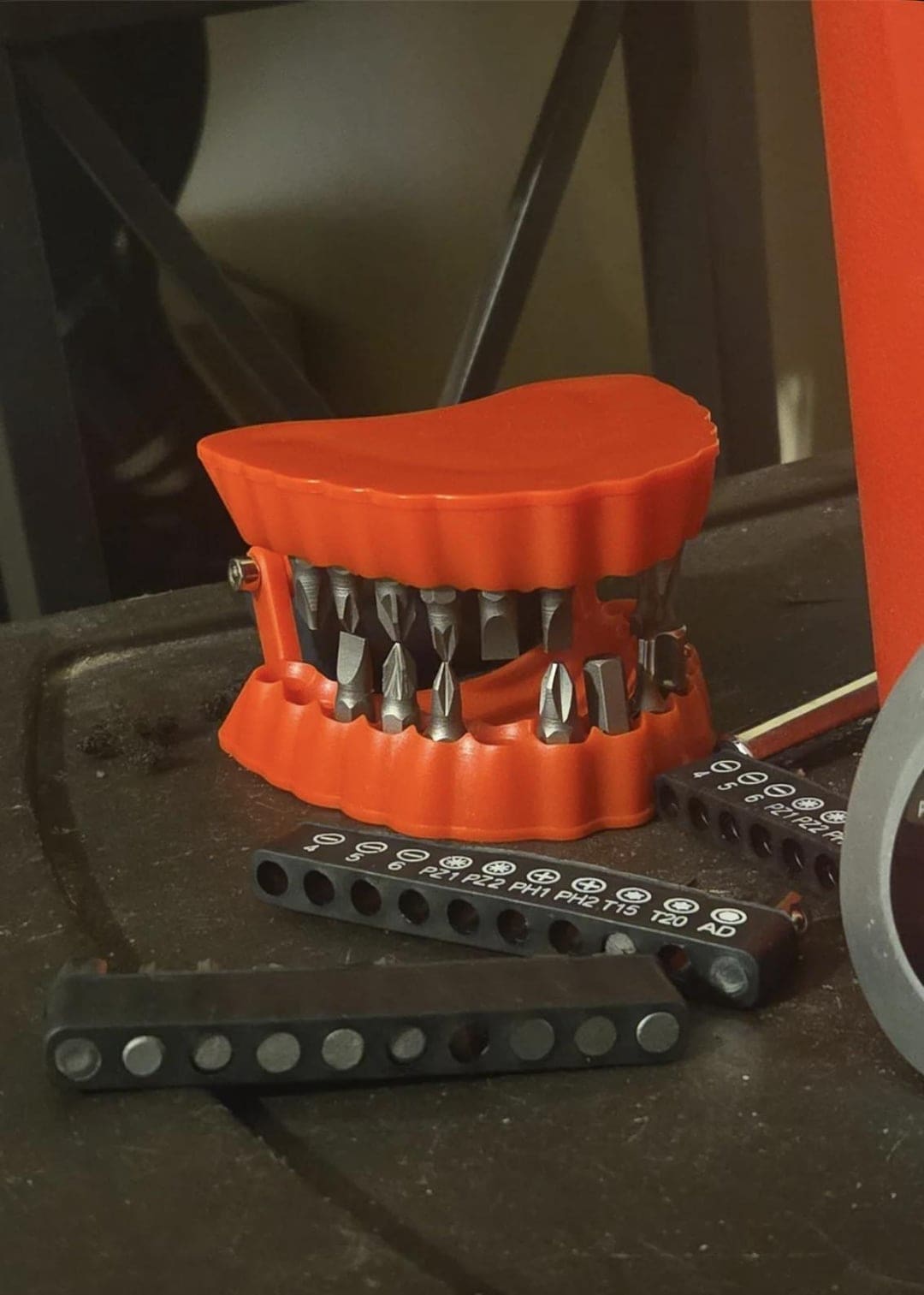 Красная подставка в форме десен с набором насадок для инструментов