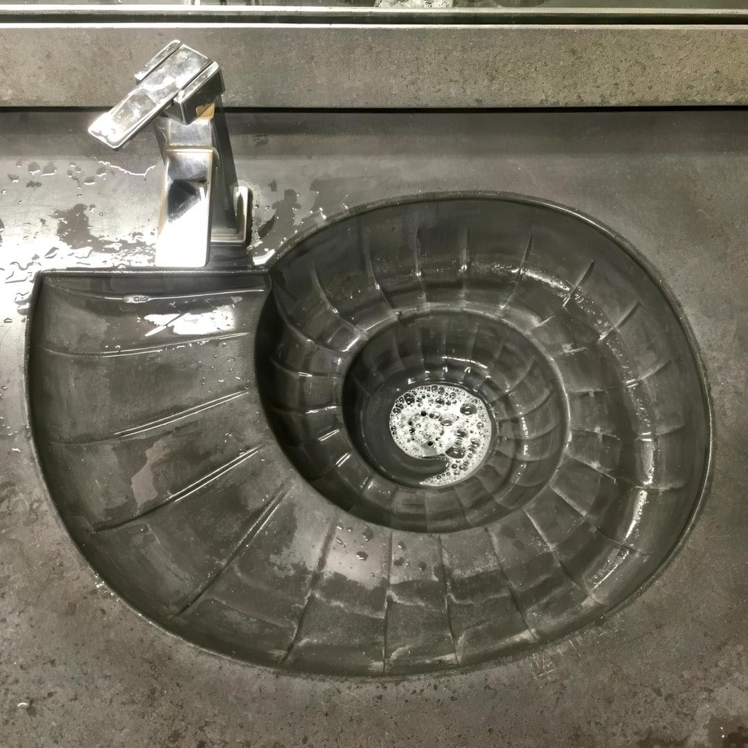 Круглая мойка в форме раковины наутилуса из металла с пеной