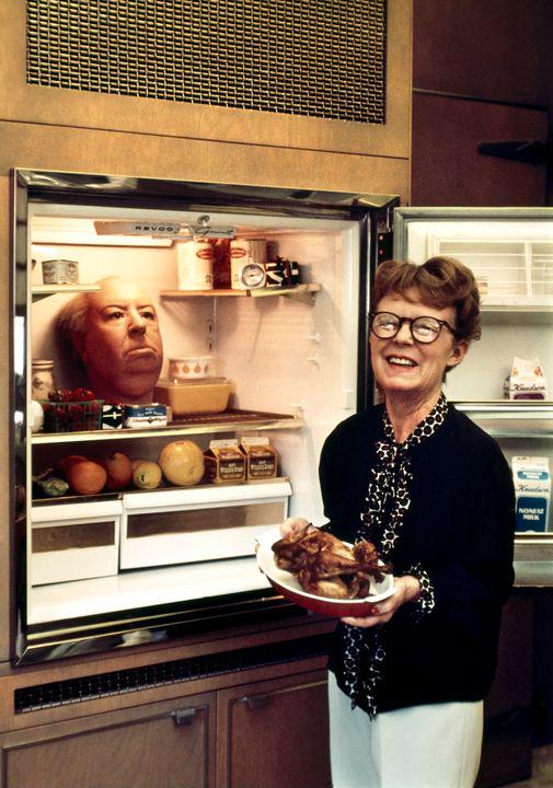 Альма Ревиль держит бутафорскую голову Альфреда Хичкока 1972 год