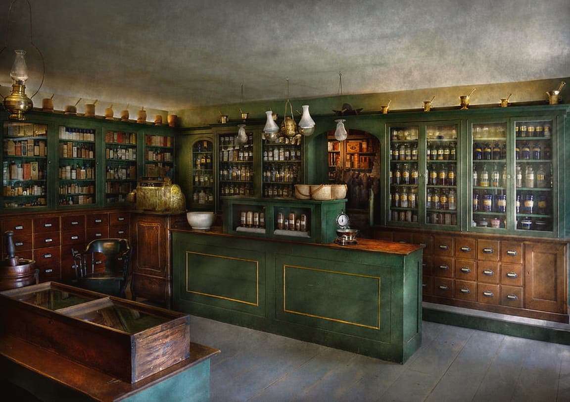 Аптека XIX века интерьер витрина с лекарствами Англия Стоктон-на-Тисе