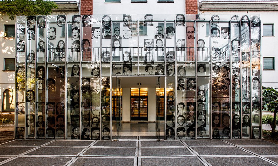 Портреты жертв режима Видела в бывшей тюрьме ESMA, превращённой в музей памяти, Буэнос-Айрес