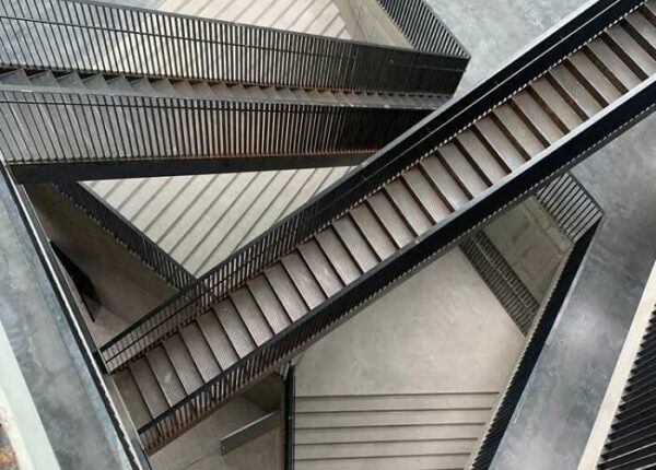 Опасные лестницы со всего света: 30 фото, от которых перехватывает дыхание