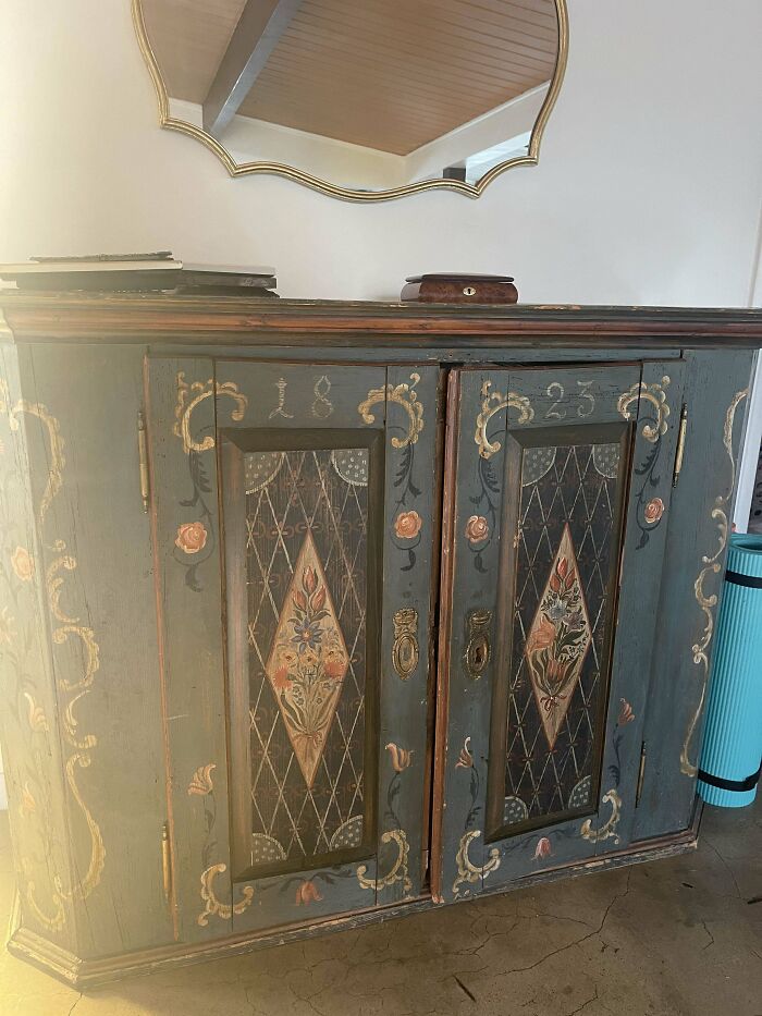 Старинный шкаф с расписными дверцами и цифрами 1823
