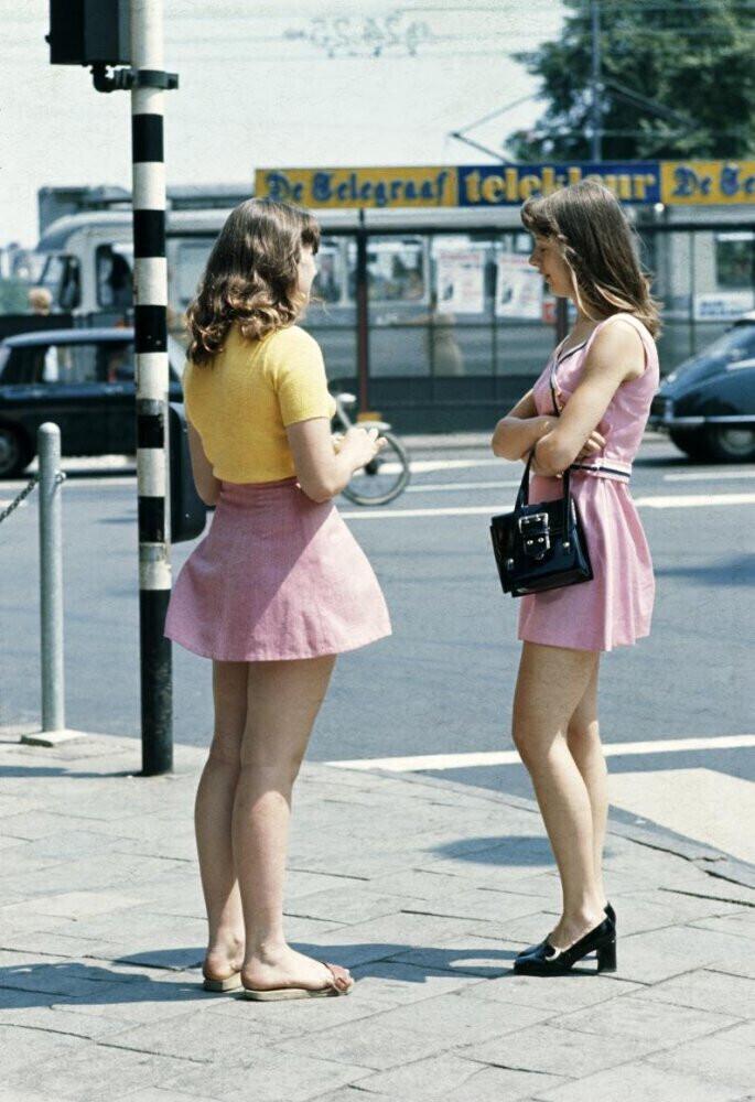 Женщины в мини-юбках на улицах Амстердама 1973 год фото Эда ван дер Элскена