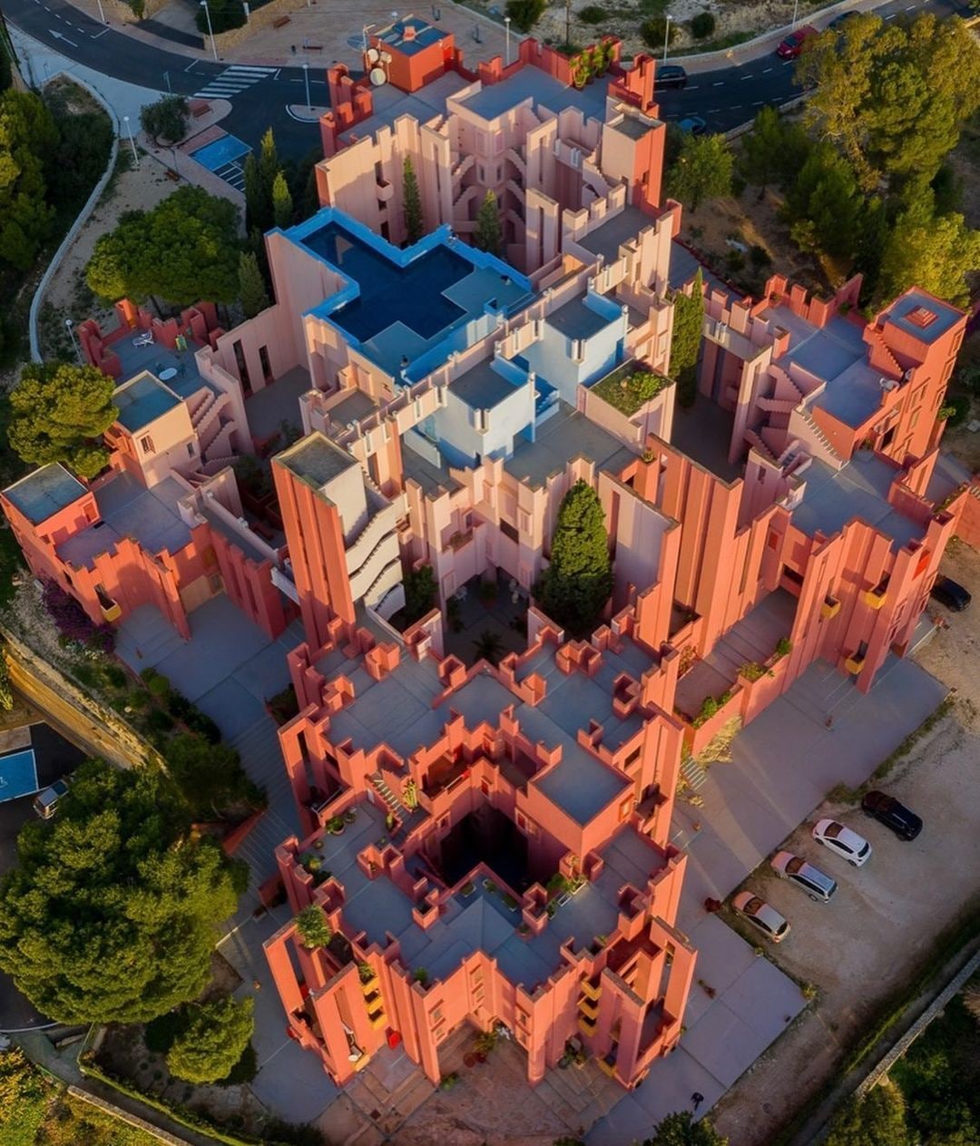 Жилой комплекс Красная стена &mdash; ярко-красные кубические дома