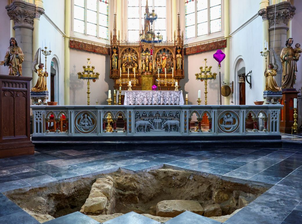 Место раскопок в церкви Святых Петра и Павла в Маастрихте, где обнаружили скелет