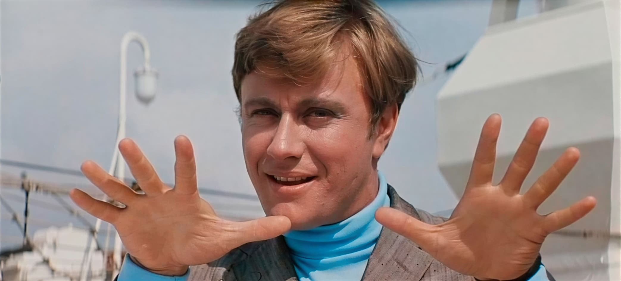 Кадр из фильма Бриллиантовая рука 1968 года с Андреем Мироновым в роли Геши Козодоева