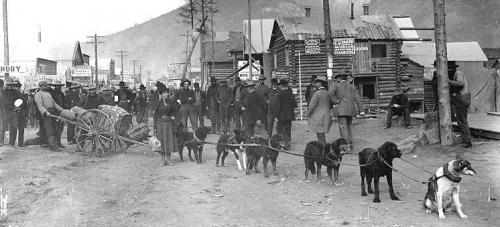 Суровый зимний лагерь старателей на Юконе, Клондайк, конец XIX века