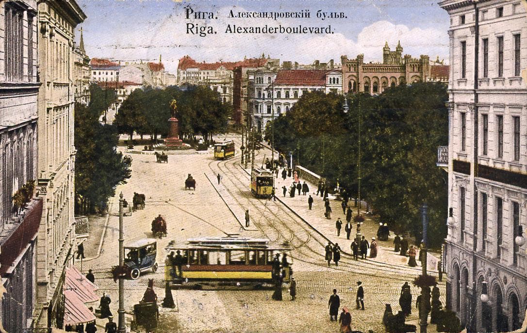 Узкая мощенная улочка в старом городе Риги, где прошло детство человека, ставшего легендой астрологии