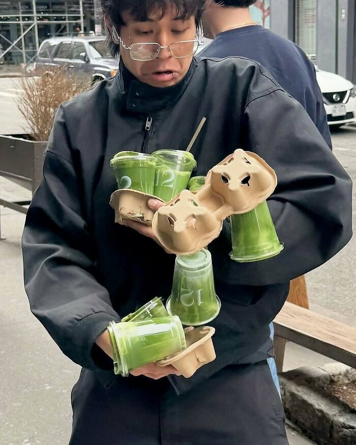 Японская чайная плантация с рядами кустов под затеняющими сетками — здесь выращивают листья для матча