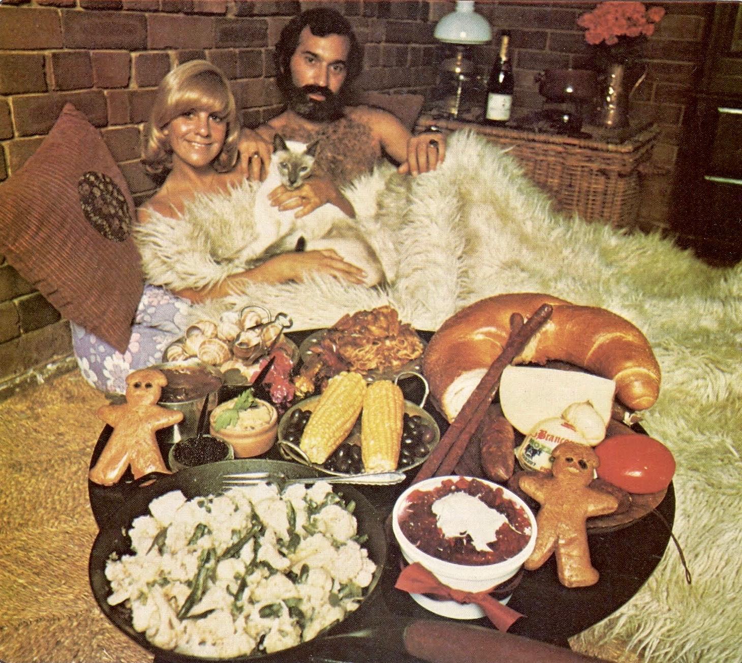 Пара за столом с необычным завтраком бытовая фотография 1973 год