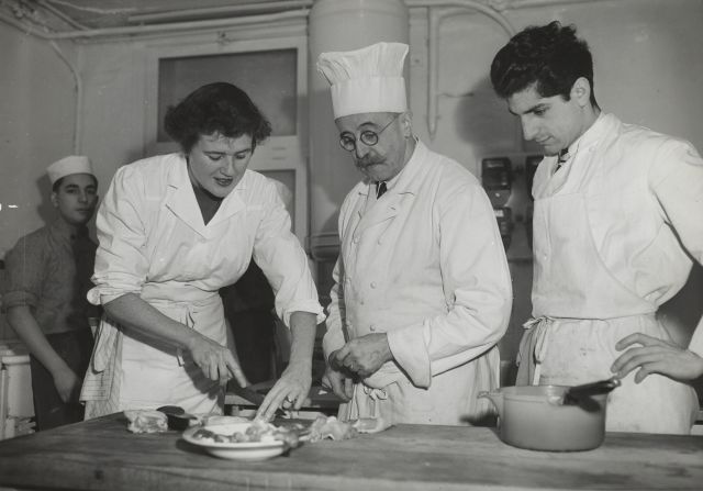 Джулия Чайлд осваивает кулинарное искусство в школе Кордон Блё в Париже