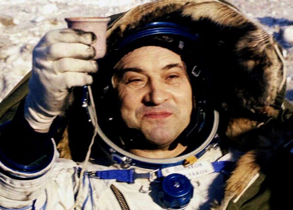 Крошки хлеба попадали в лёгкие, а вода летала по кабине: быт на станции «Мир» без прикрас