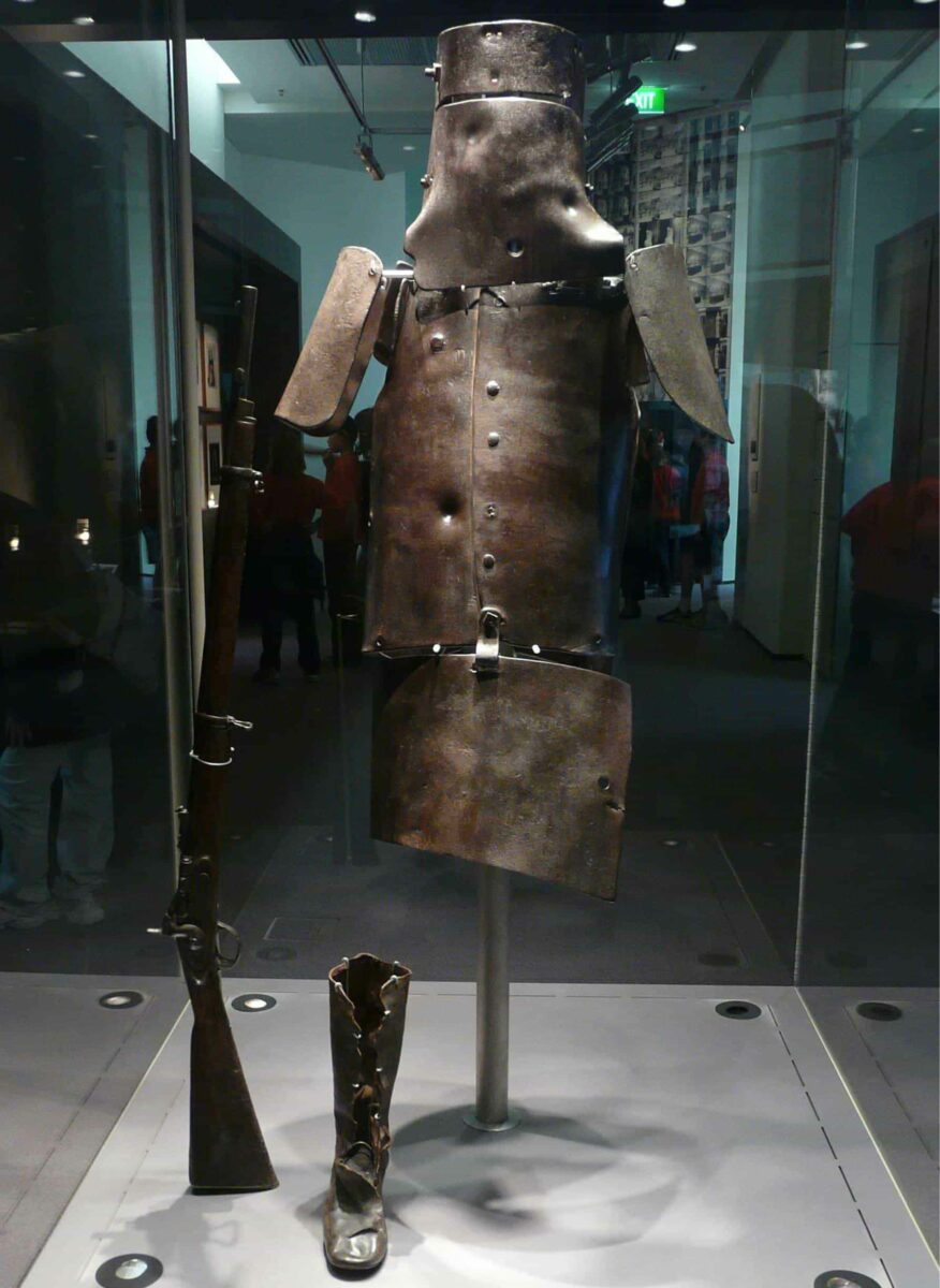 Доспехи Неда Келли со следами от пуль. Государственная библиотека Виктории, Мельбурн