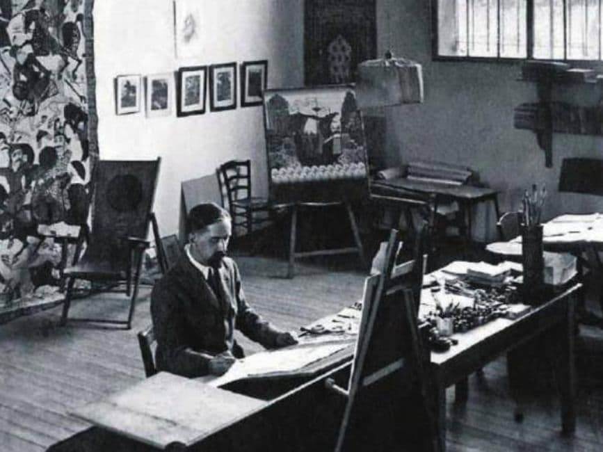 Иван Билибин в своей мастерской — фотография художника за работой