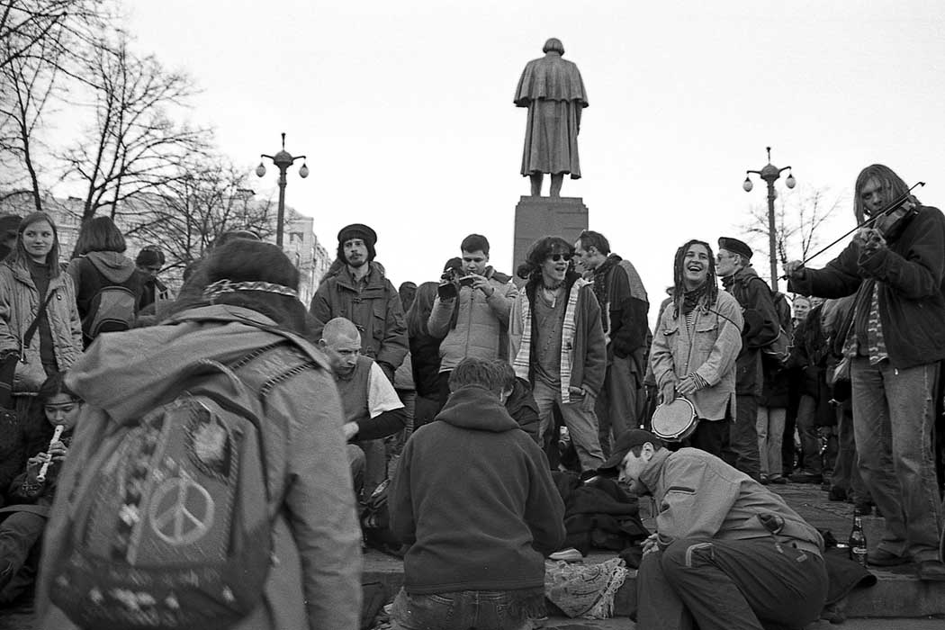 Современные хиппи собрались у памятника Гоголю на Гоголевском бульваре в Москве