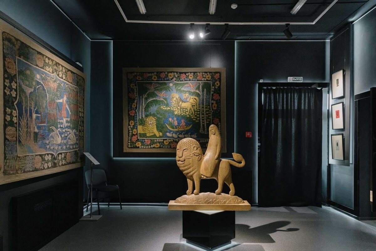 Зал работ Алёны Киш в музее Заславль &mdash; выставка белорусской художницы-примитивистки