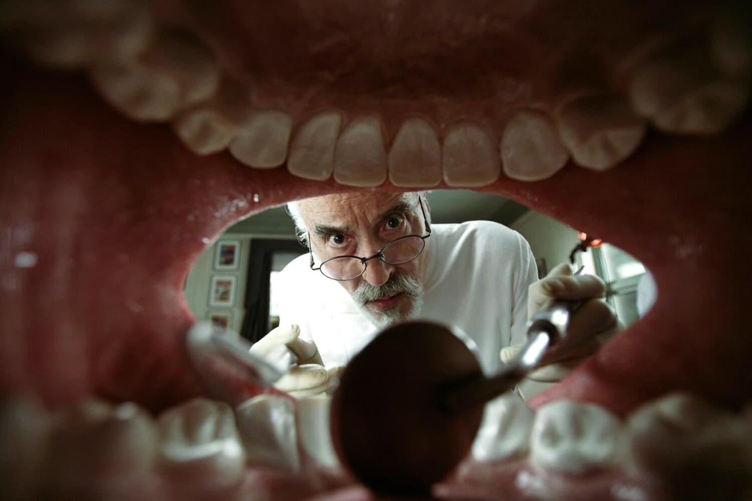 Кристофер Ли в образе строгого отца-дантиста, придуманного Тимом Бёртоном для экранизации 2005 года