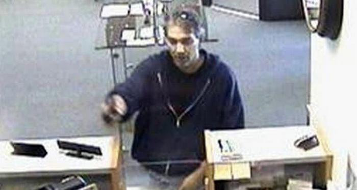 Макартур Уилер у банковской стойки с пистолетом, кадр с камеры видеонаблюдения 1995