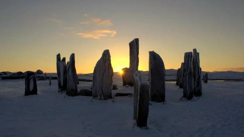 Камни Калланиша зимой &mdash; монолиты из льюисского гнейса в снегу