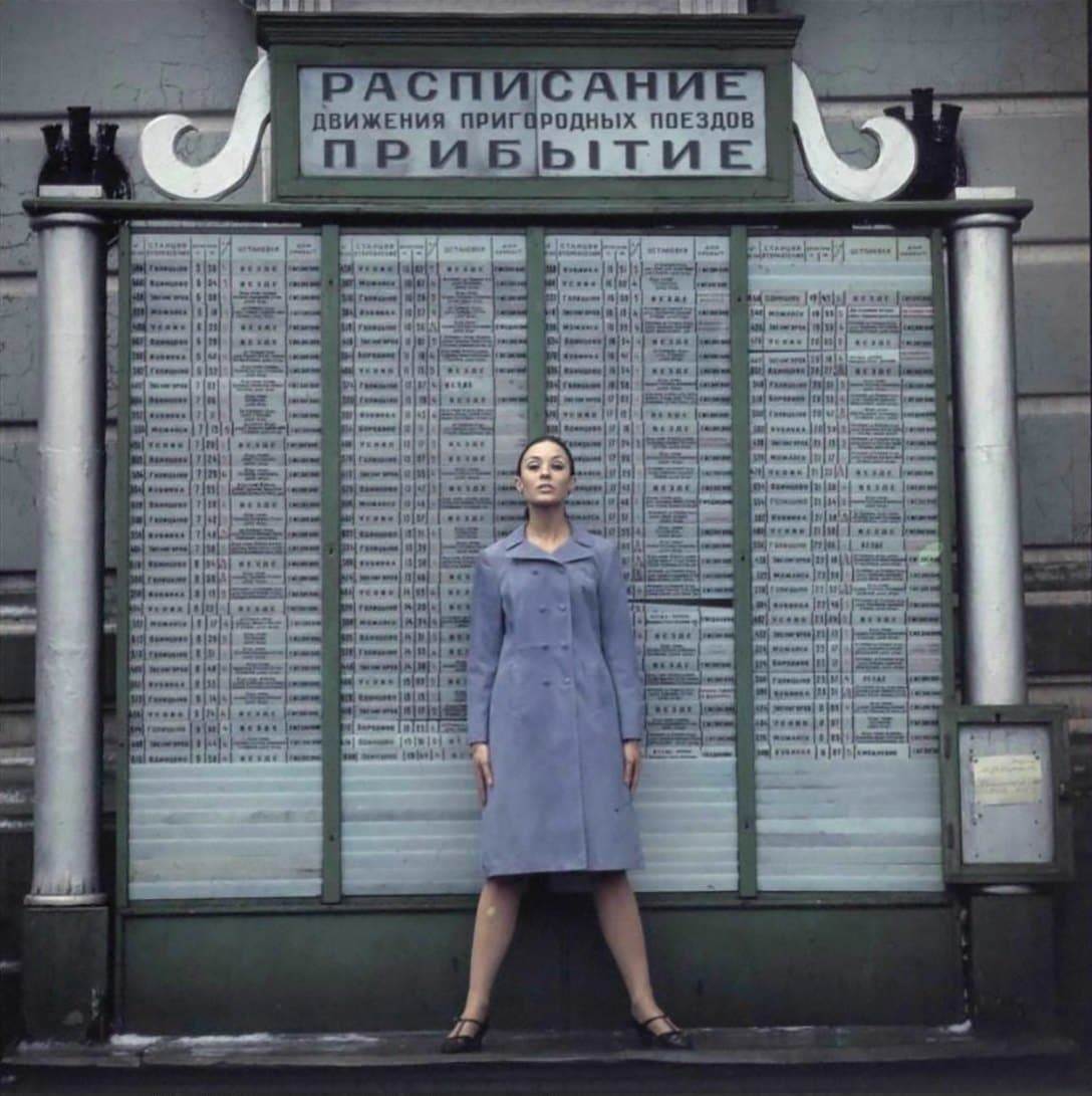 Модель на фоне расписания пригородных поездов Белорусского направления в Москве