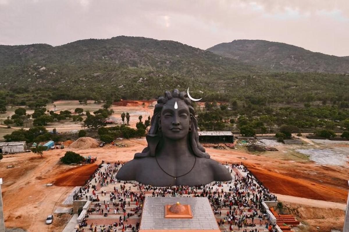 Вид сверху на бюст Адийоги и территорию ашрама Иша у подножия гор Веллиангири