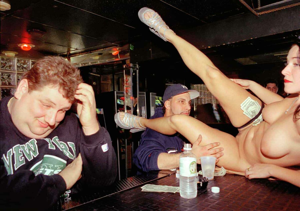 Завсегдатай бара в Рокавей-Парке, фото Джулианы Бизли, серия Last Stop