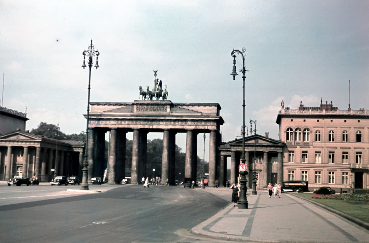 Монументальная архитектура и улицы Берлина 1930-х годов, где оккультизм стал частью государственной политики