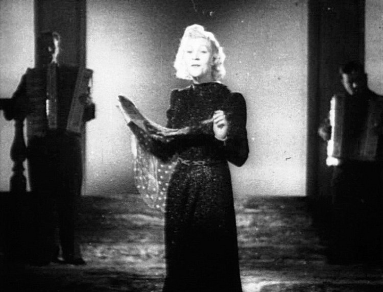 Кадр из фильма Концерт фронту: Шульженко поёт с синим платочком в руке