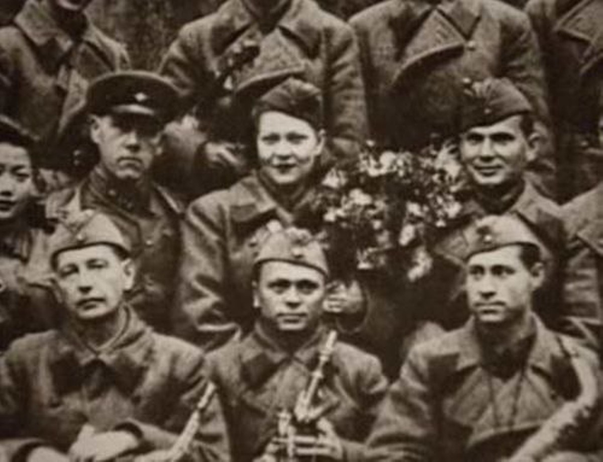 Клавдия Шульженко в окружении бойцов-фронтовиков после концерта