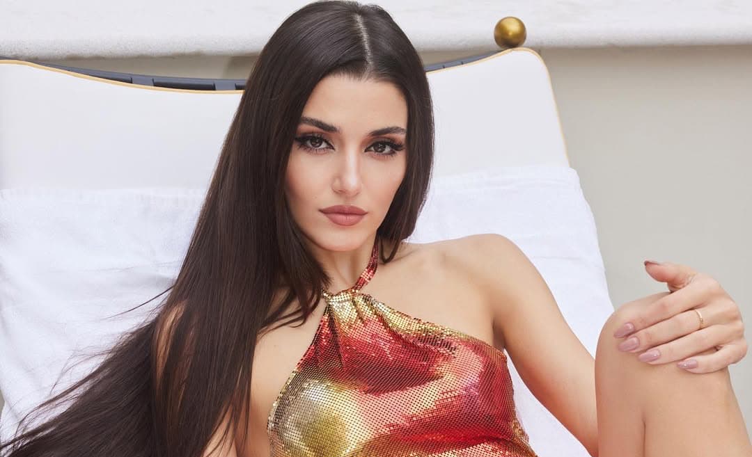 Ханде Эрчел покидает здание суда после допроса