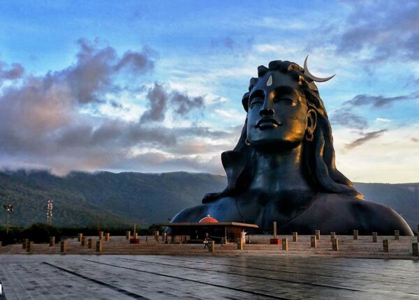 Мотоциклист пережил озарение на холме — и создал самую большую голову в мире