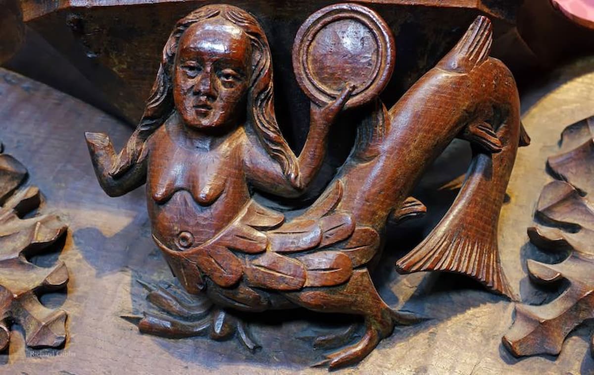 Средневековое изображение русалки - резьба по дереву