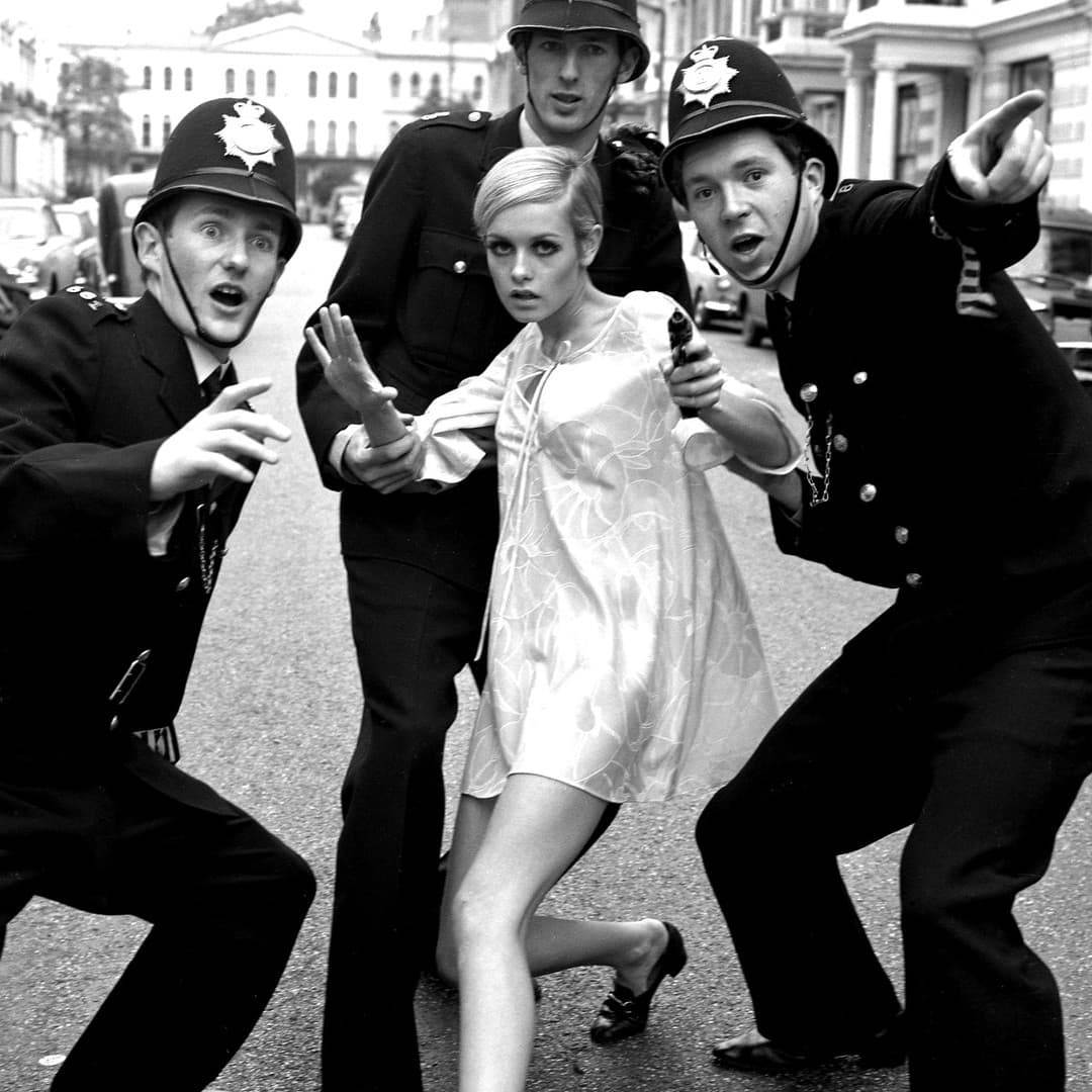 Модель Твигги и полицейские Лондон 1966 год свингующие шестидесятые