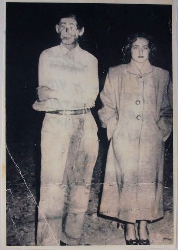 Рэймонд Робинсон и девушка-подросток на шоссе Route 351, Пенсильвания