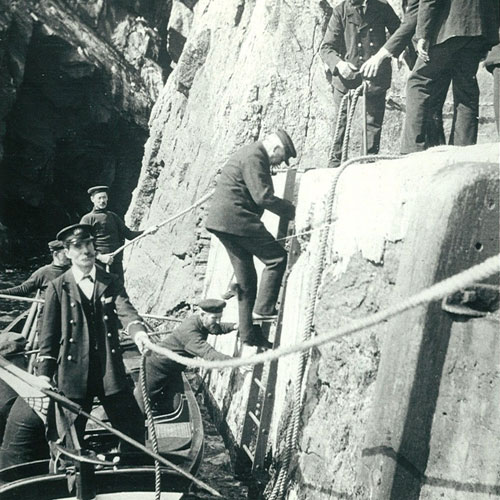 Поисковая группа высаживается на остров Эйлин-Мор, декабрь 1900 года