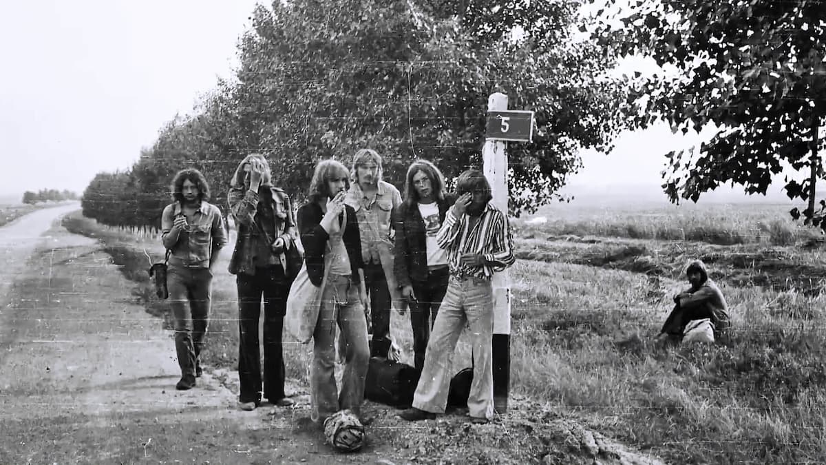 Группа хиппи на трассе, 1970-е.