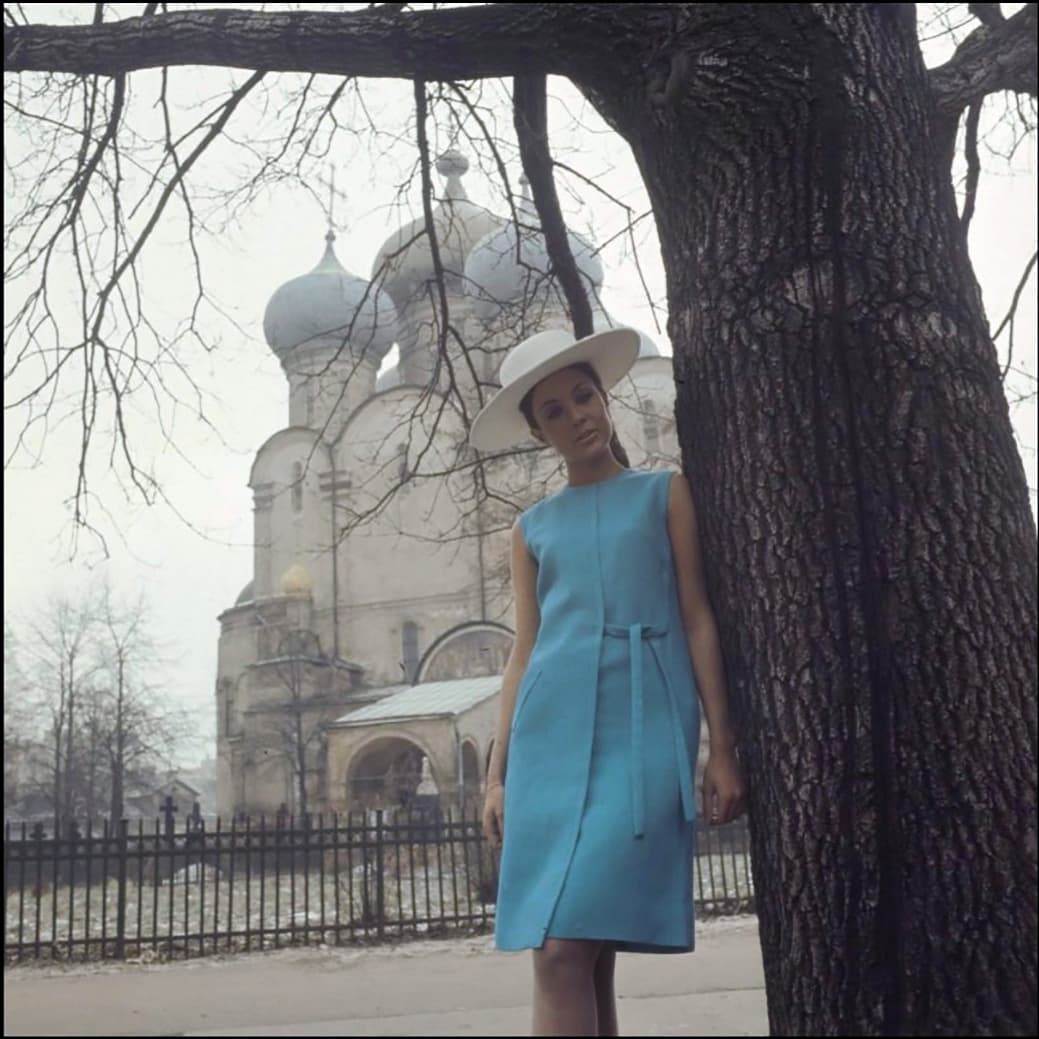 Нидерландская модель в нарядах от Дика Холтхауса у Смоленского собора Новодевичьего монастыря