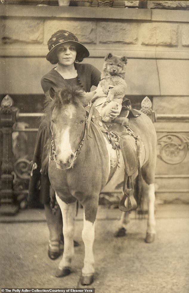 Полли Адлер в молодости 1921 год с собакой Нью-Йорк