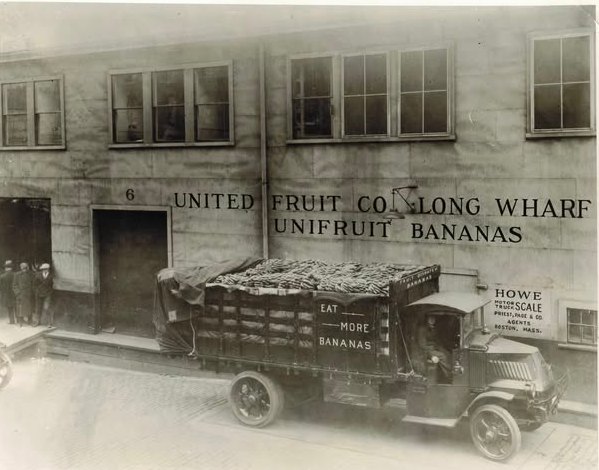 Грузовик United Fruit Company у склада в Бостоне. 1910-е годы