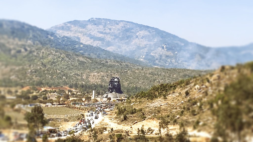 Шива на фоне гор