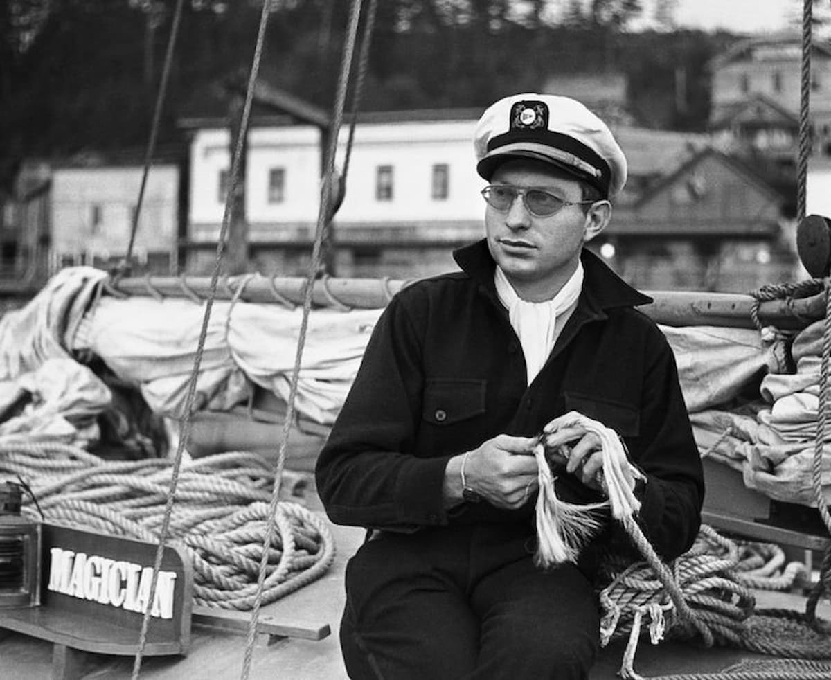 Л. Рон Хаббард на палубе корабля во время экспедиции под флагом Клуба путешественников