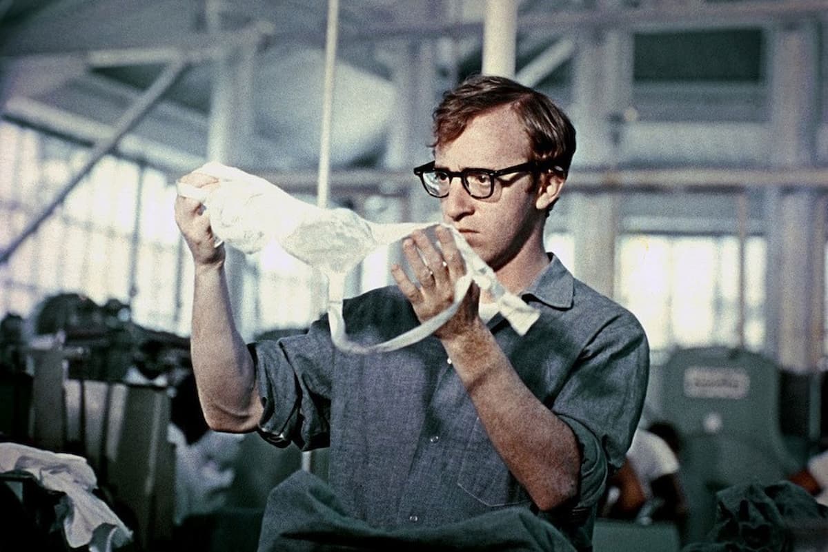 Вуди Аллен в очках с лифчиком в руках