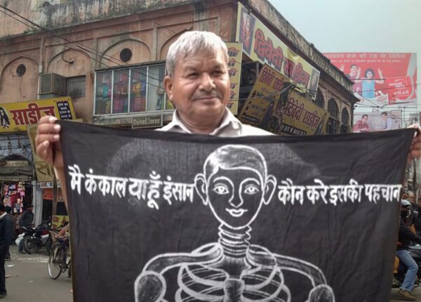 Этот индиец 18 лет доказывал, что он жив. Его дядя заплатил 300 рупий, чтобы убить его на бумаге